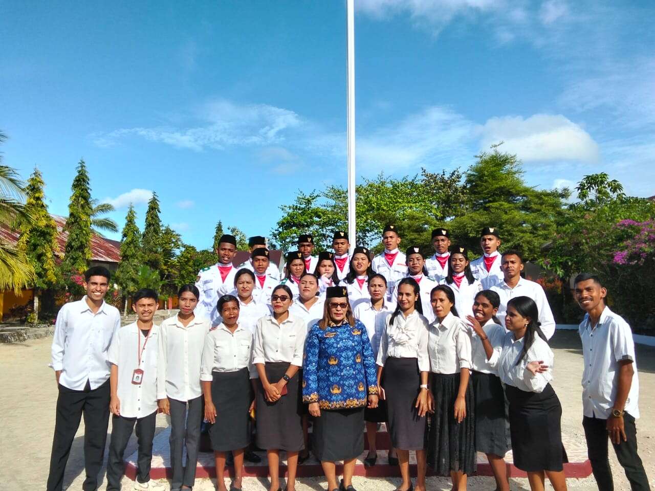 Foto Bersama Kepala Sekolah, Dewan Guru dan Paskibraka SMA PGRI DOBO 2025